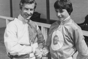 Jockeys Steve Cauthen and Lester Piggott shaking hands.